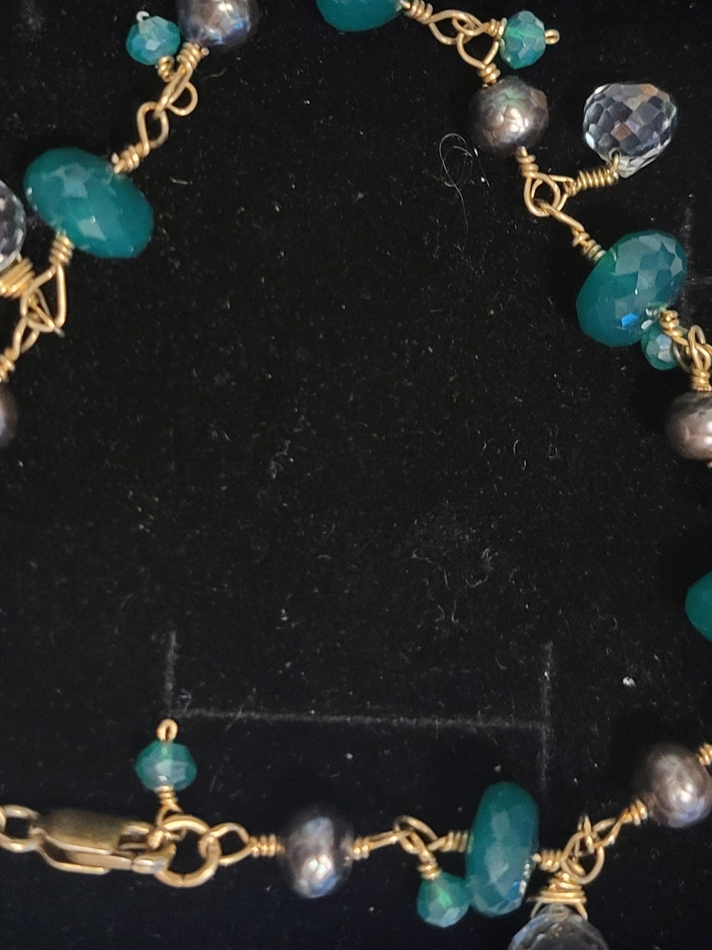 Handcrafted Emerald Color Beaded Bracelet with Gold. Boho Vibes, Classic